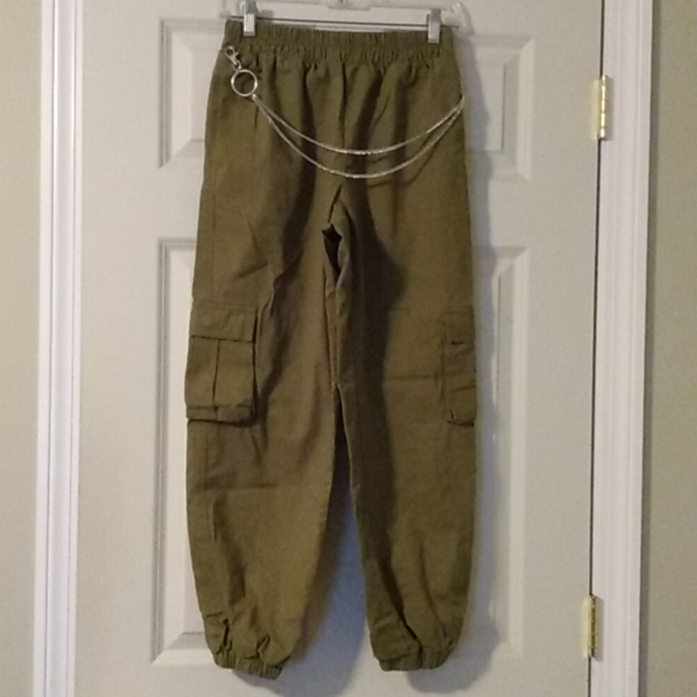 FOREVER 21 Twill Wallet Chain Cargo Joggers. Color: Olive Green. Size: Small